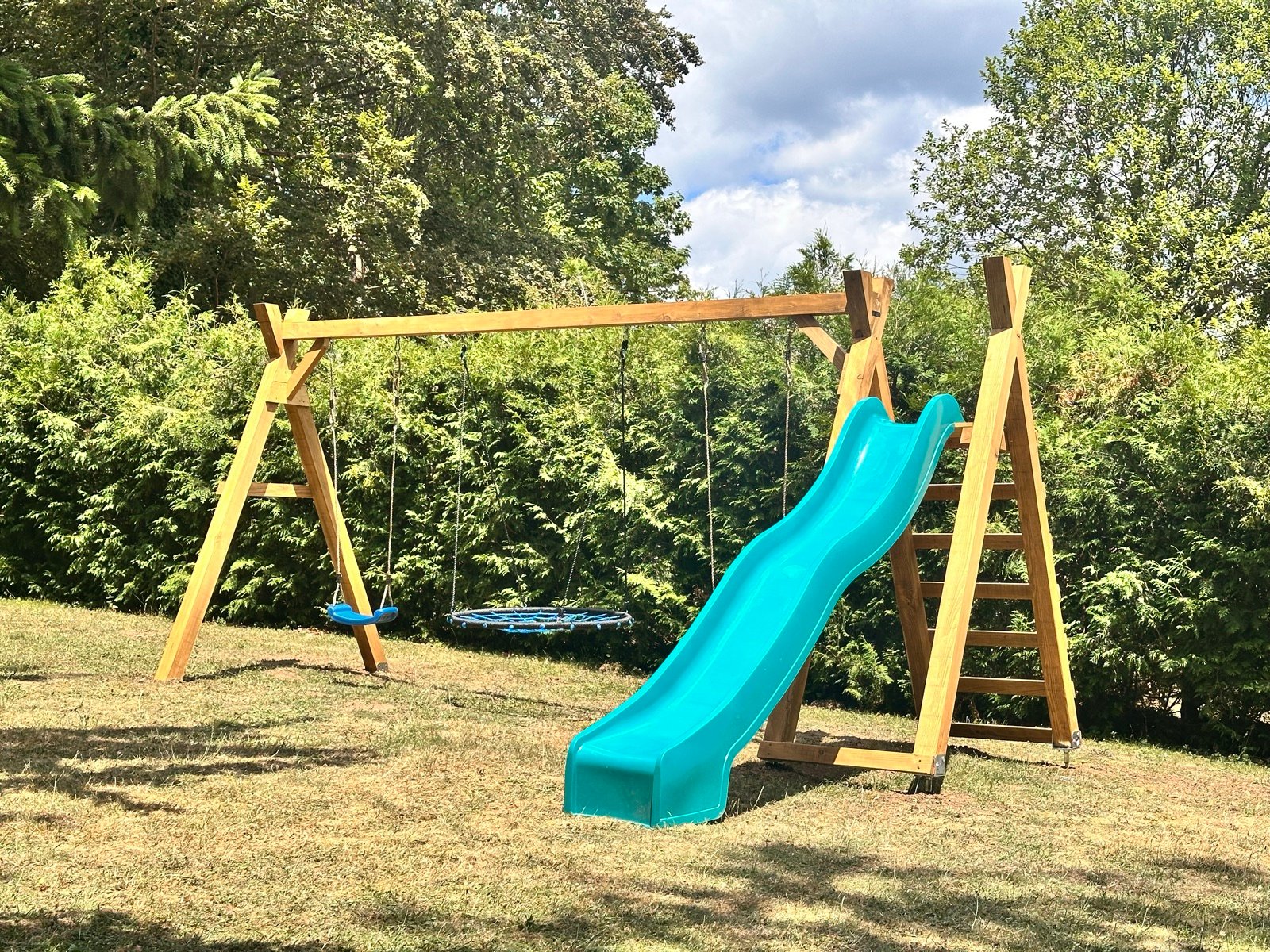 Nest swing and slide in the guesthouse garden